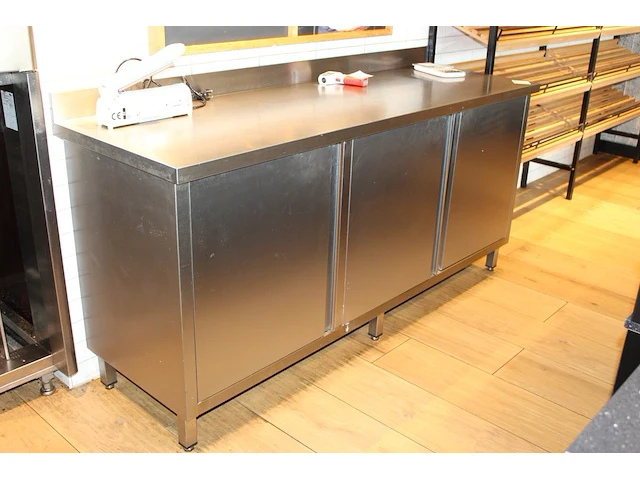 Rvs werktafel met drie onderkasten. afmeting 190 x 60 x 90 cm. - afbeelding 2 van  2
