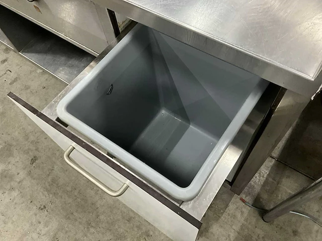 Rvs werktafel met kookplaat - afbeelding 7 van  7