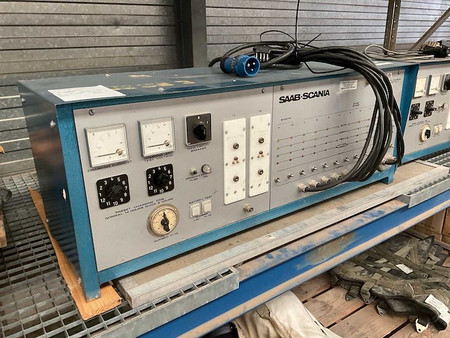 Saab-scania 8702003-10-1 acculader - afbeelding 1 van  3