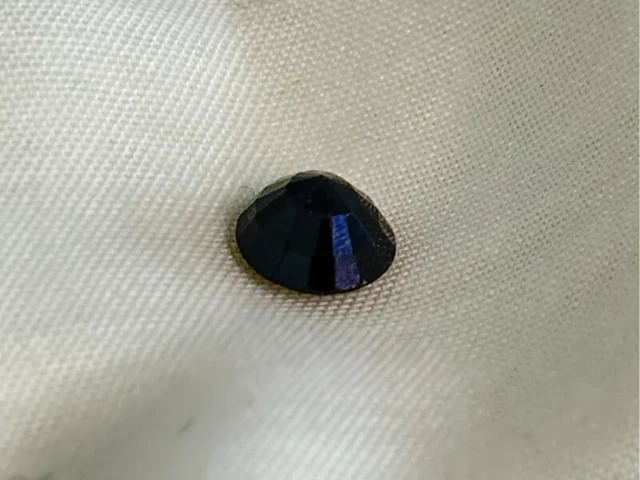 Saffier - grote natuurlijke donkere briljant geslepen saffier van 2.32 carat - afbeelding 2 van  4