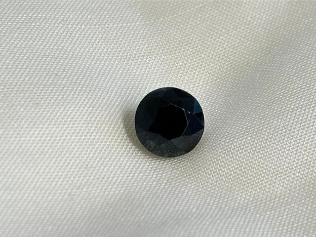 Saffier - grote natuurlijke donkere briljant geslepen saffier van 3.45 carat - afbeelding 1 van  4