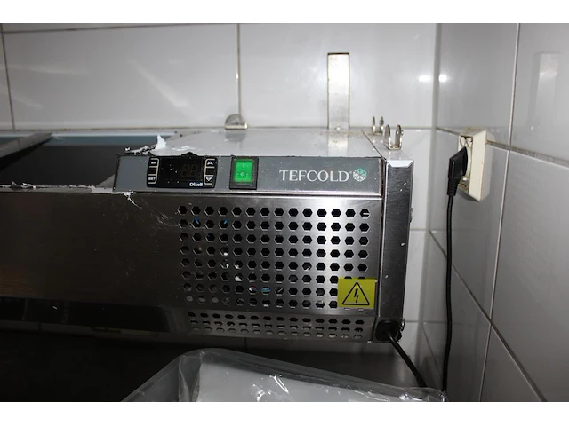 Saladiere tefcold met wandbeugel en afmeting 150 x 39 x 24 cm. - afbeelding 2 van  2