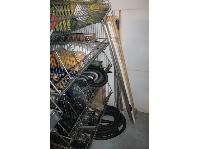 Salvage gerelateerde produkten w.o. bezems, plastic zakken, handschoenen, sealmateriaal, borstels, schuursp... - afbeelding 2 van  10