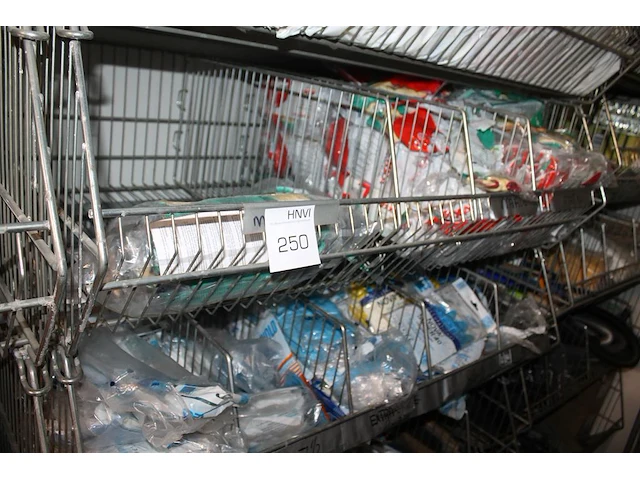 Salvage gerelateerde produkten w.o. bezems, plastic zakken, handschoenen, sealmateriaal, borstels, schuursp... - afbeelding 6 van  10