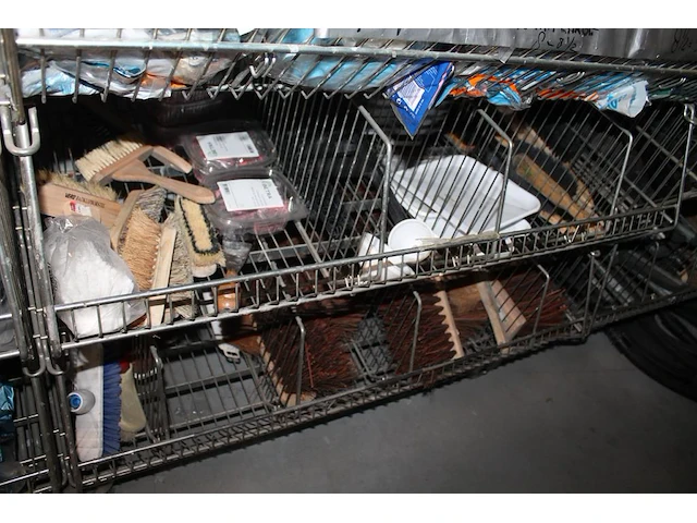 Salvage gerelateerde produkten w.o. bezems, plastic zakken, handschoenen, sealmateriaal, borstels, schuursp... - afbeelding 7 van  10