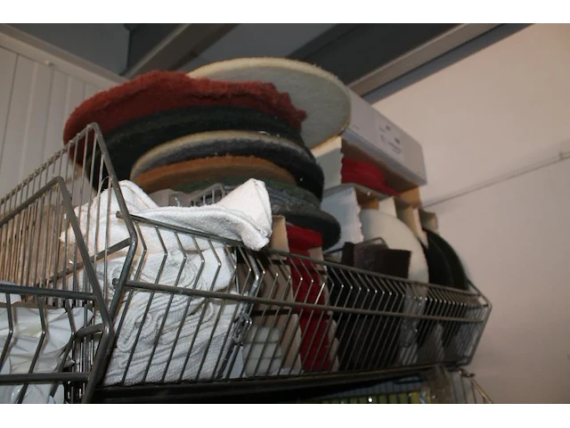 Salvage gerelateerde produkten w.o. bezems, plastic zakken, handschoenen, sealmateriaal, borstels, schuursp... - afbeelding 8 van  10