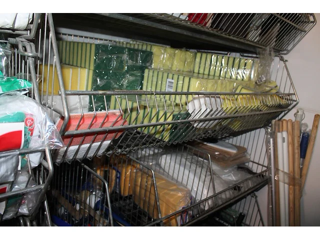 Salvage gerelateerde produkten w.o. bezems, plastic zakken, handschoenen, sealmateriaal, borstels, schuursp... - afbeelding 9 van  10