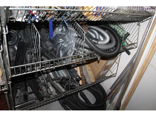 Salvage gerelateerde produkten w.o. bezems, plastic zakken, handschoenen, sealmateriaal, borstels, schuursp... - afbeelding 10 van  10