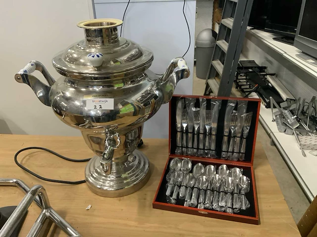 Samovar en cassette met bestek - afbeelding 1 van  2