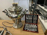 Samovar en cassette met bestek - afbeelding 1 van  2