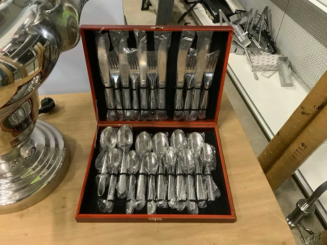 Samovar en cassette met bestek - afbeelding 2 van  2