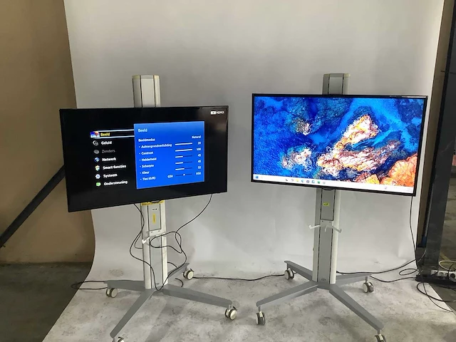 Samsung - smart televisie op verrijdbare standaard (2x) - afbeelding 1 van  8