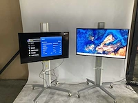Samsung - smart televisie op verrijdbare standaard (2x) - afbeelding 1 van  8