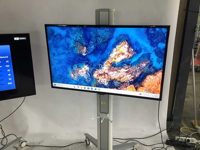 Samsung - smart televisie op verrijdbare standaard (2x) - afbeelding 2 van  8