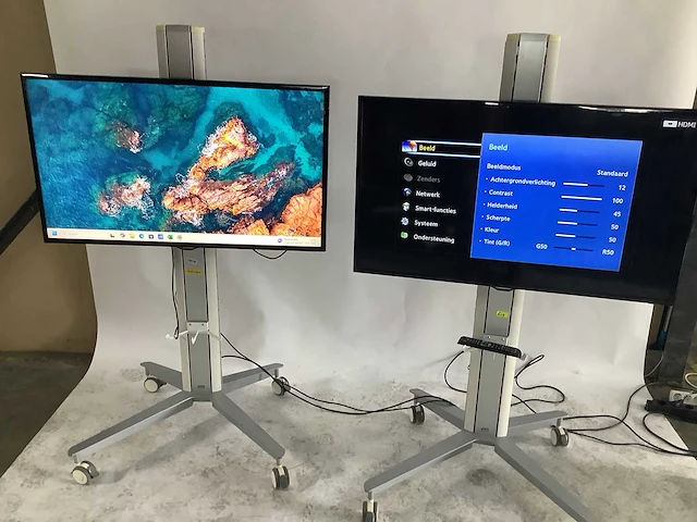 Samsung - smart televisie op verrijdbare standaard (2x) - afbeelding 1 van  8