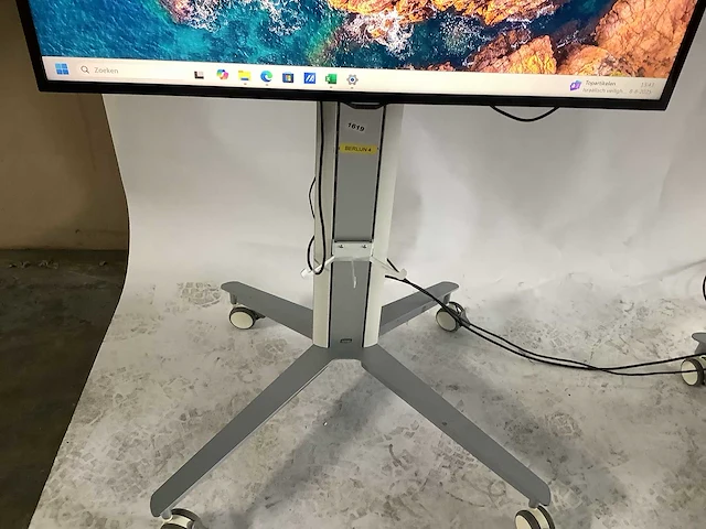 Samsung - smart televisie op verrijdbare standaard (2x) - afbeelding 3 van  8