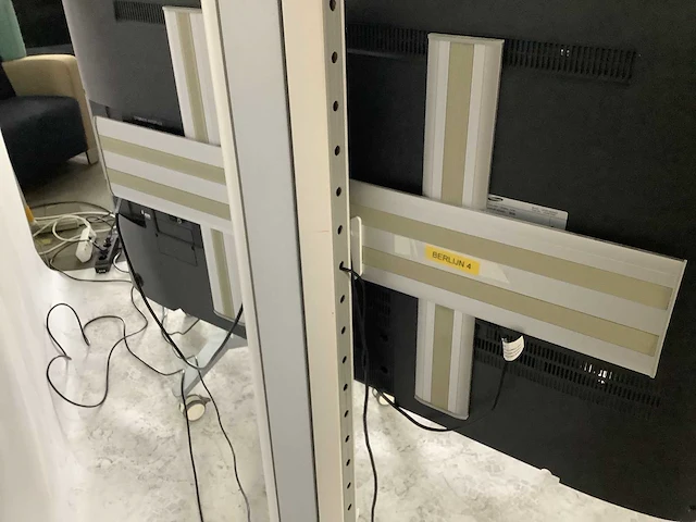 Samsung - smart televisie op verrijdbare standaard (2x) - afbeelding 4 van  8