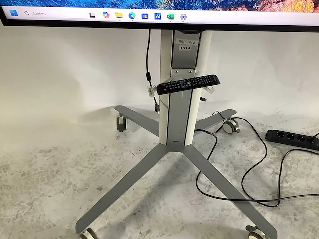 Samsung - smart televisie op verrijdbare standaard - afbeelding 2 van  5