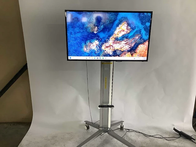 Samsung - smart televisie op verrijdbare standaard - afbeelding 1 van  6