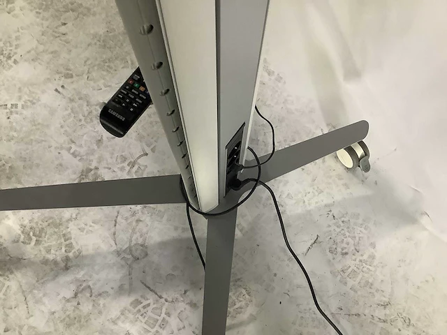 Samsung - smart televisie op verrijdbare standaard - afbeelding 6 van  6