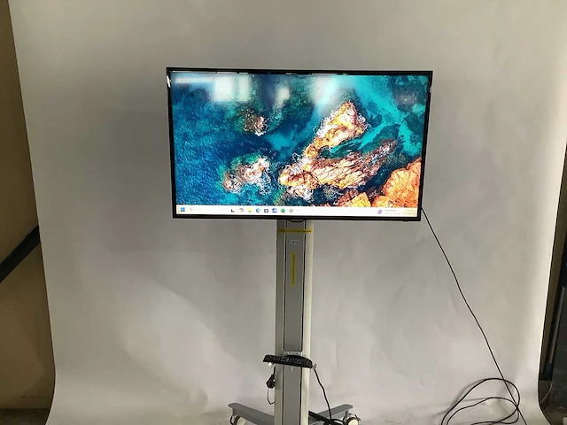 Samsung - smart televisie op verrijdbare standaard - afbeelding 1 van  6