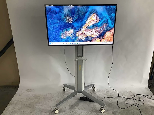 Samsung - smart televisie op verrijdbare standaard - afbeelding 1 van  5