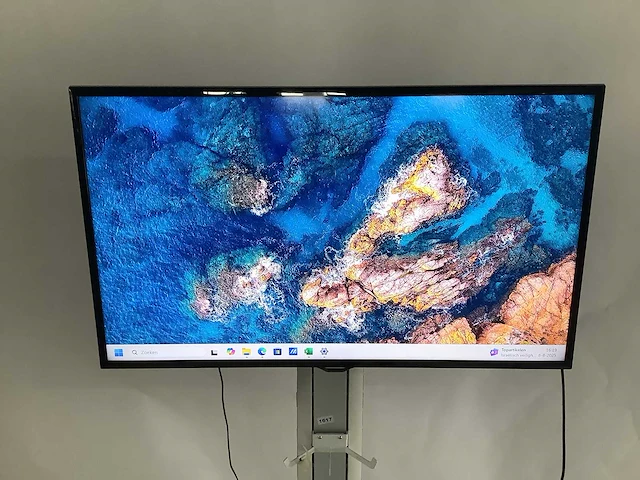 Samsung - smart televisie op verrijdbare standaard - afbeelding 2 van  5
