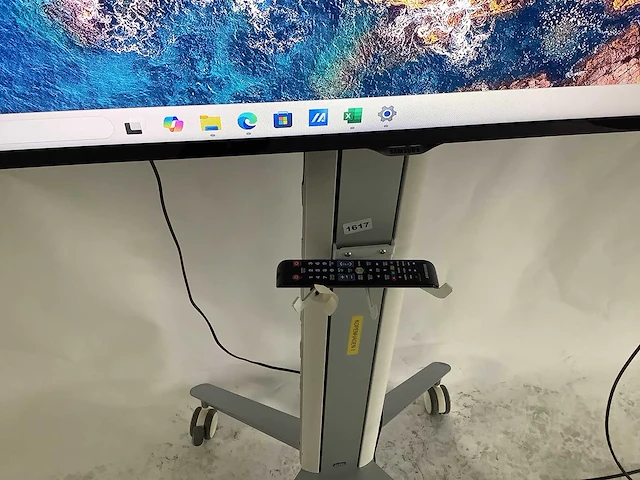 Samsung - smart televisie op verrijdbare standaard - afbeelding 3 van  5