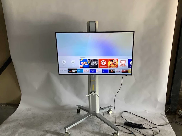 Samsung - smart televisie op verrijdbare standaard - afbeelding 1 van  6