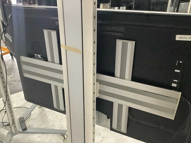 Samsung - televisie op verrijdbare standaard (2x) - afbeelding 2 van  6