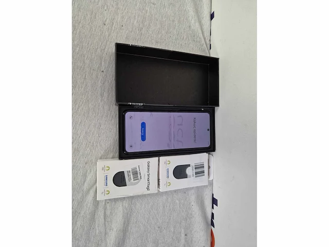 Samsung galaxy z flip4, 128gb opslag grafiet | samsung galaxy smarttag 2 zwart - afbeelding 2 van  3