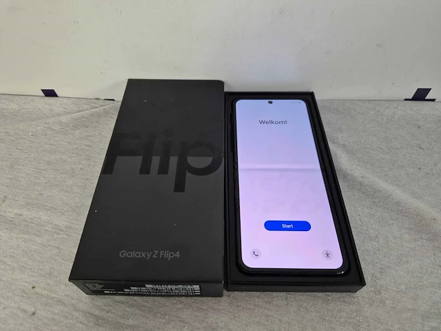 Samsung galaxy z flip4, 128gb | samsung 25w lader | smarttag 2 zwart - afbeelding 2 van  3