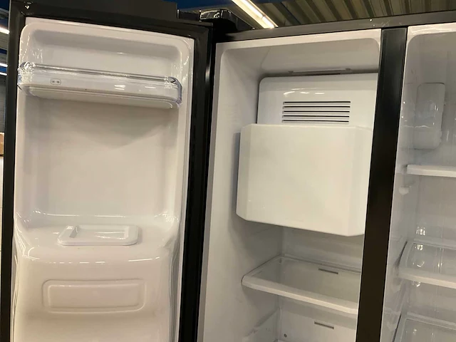 Samsung rs50n3403bc amerikaanse koelkast met water- en ijsdispenser - afbeelding 8 van  16