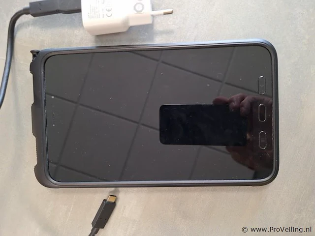 Samsung tablet met lader - afbeelding 2 van  4