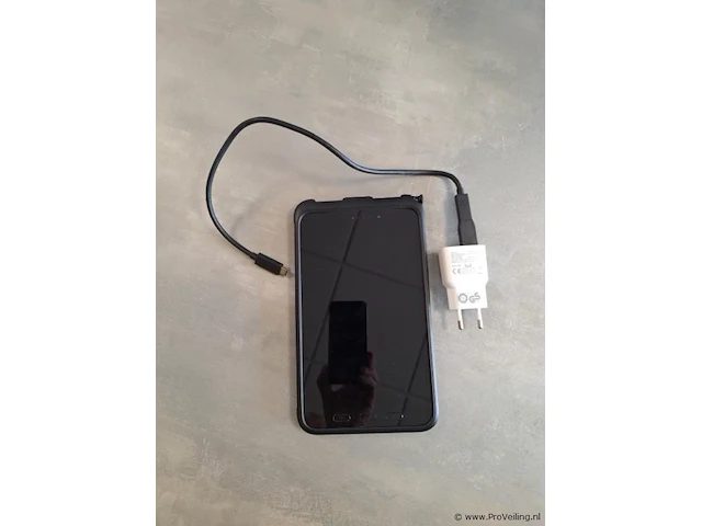 Samsung tablet met lader - afbeelding 1 van  4