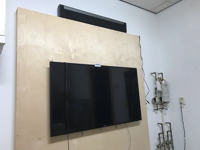 Samsung televisie met soundbar - afbeelding 1 van  5