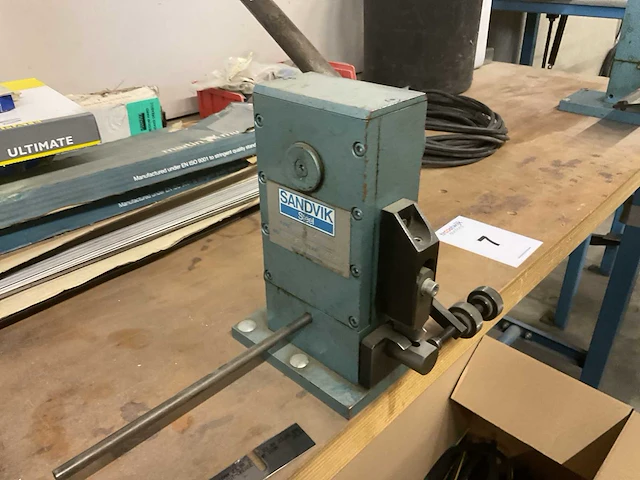 Sandvik steel werktafel met diverse metaalbewerkingsmachines (2x) - afbeelding 2 van  19