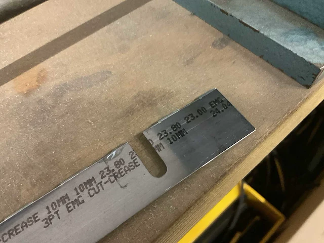 Sandvik steel werktafel met diverse metaalbewerkingsmachines (2x) - afbeelding 3 van  19