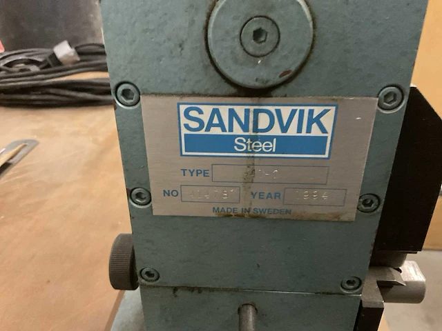 Sandvik steel werktafel met diverse metaalbewerkingsmachines (2x) - afbeelding 10 van  19
