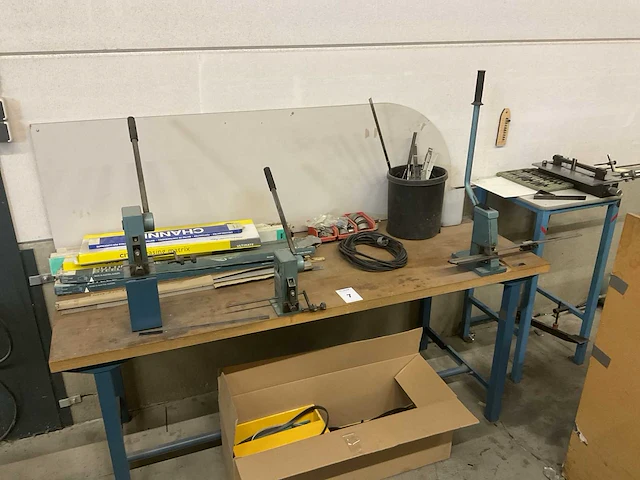 Sandvik steel werktafel met diverse metaalbewerkingsmachines (2x) - afbeelding 1 van  19