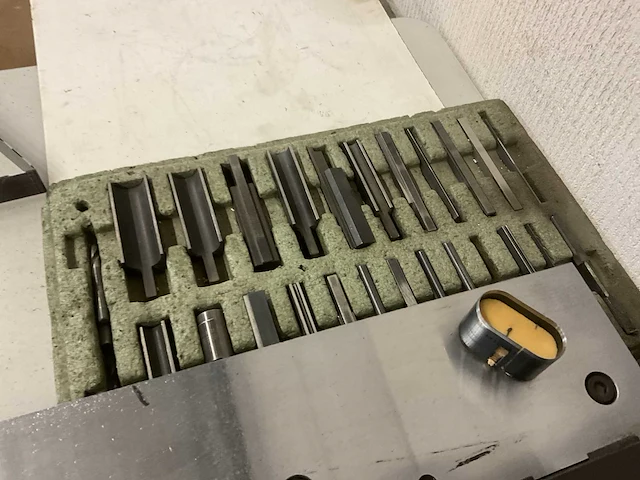 Sandvik steel werktafel met diverse metaalbewerkingsmachines (2x) - afbeelding 16 van  19