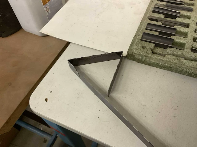Sandvik steel werktafel met diverse metaalbewerkingsmachines (2x) - afbeelding 17 van  19