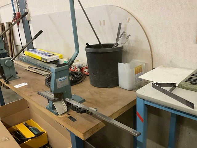 Sandvik steel werktafel met diverse metaalbewerkingsmachines (2x) - afbeelding 18 van  19
