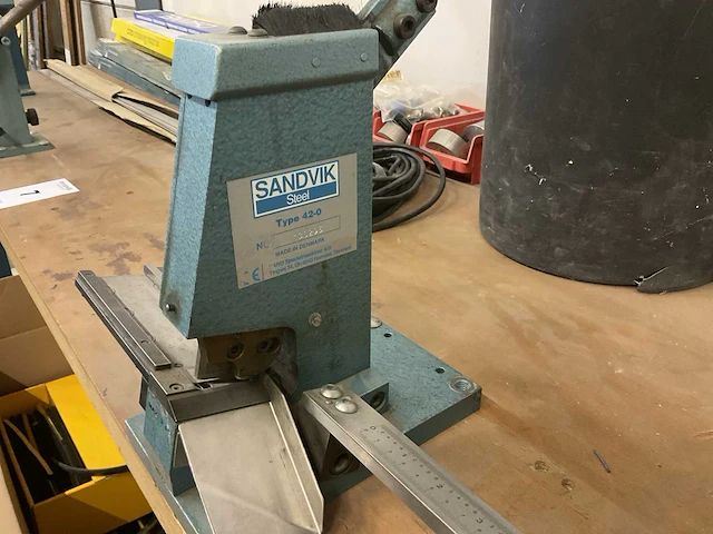 Sandvik steel werktafel met diverse metaalbewerkingsmachines (2x) - afbeelding 19 van  19