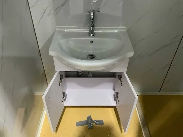 Sanitair- douche unit. - afbeelding 2 van  14