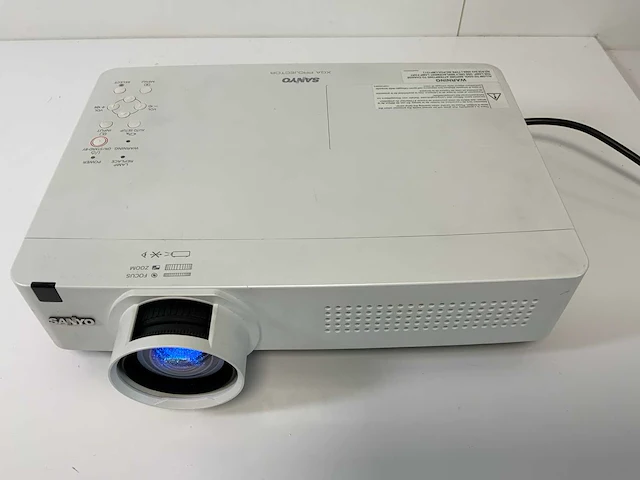 Sanyo (plc-xu301a) 3000 lumen xga projector (1668 hrs - lamp hours) - afbeelding 2 van  8
