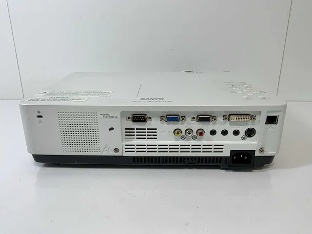 Sanyo (plc-xu301a) 3000 lumen xga projector (1668 hrs - lamp hours) - afbeelding 5 van  8