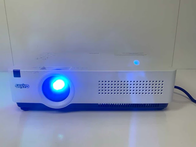 Sanyo (plc-xu350) xga conference room projector (840 hrs - lamp hours) - afbeelding 1 van  8