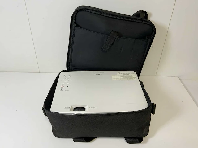Sanyo (plc-xu350) xga conference room projector (840 hrs - lamp hours) - afbeelding 7 van  8