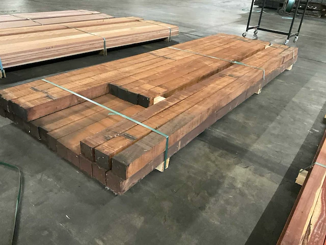 Sapeli mahonie balken 80x80 mm (23x) - afbeelding 3 van  5